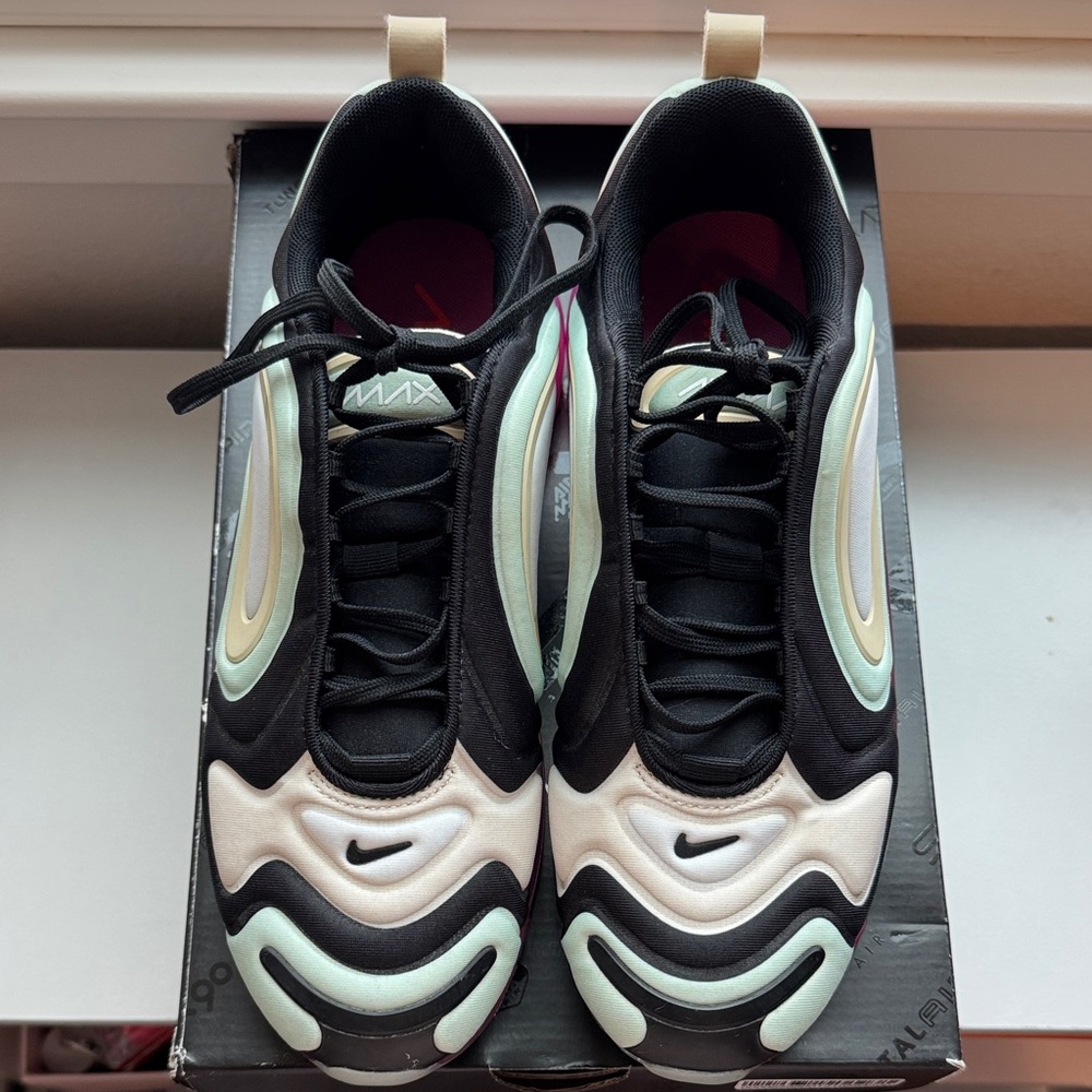 Nike Air Max 720 Black fossil pistachio frost, like new!